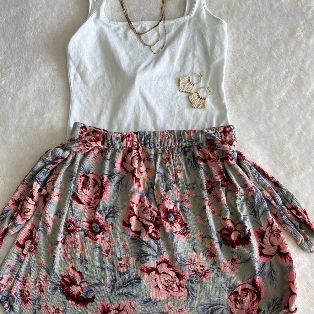 🌸 Super cute floral skirt. Great for the spring and summer. 🌺